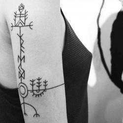 Tatouage et Piercing Indigenous Tattoo - 1 - Tatouage Viking Nordique handpoke (sans Machine) Indigenous Tattoo, Bayonne - 