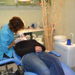 Orthodontiste Nahoum CAROLINE - 1 - Crédit Photo : Site Internet, Nahoum Caroline Paris - 