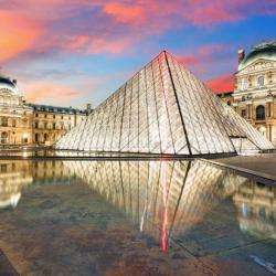 Pyramide Du Louvre Paris