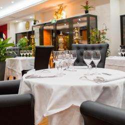 Restaurant Restaurant Diwali - 1 - Intérieur Avec Table Ronde De 3 Couverts - 