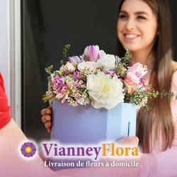 Fleuriste Vianney Flora - 1 - Femme Souriante Car Heureuse De Recevoir Son Bouquet De Fleurs Commandé Sur Vianney Flora - 
