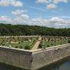Le Jardin De Diane De Poitiers Avec Son Mur De Protection Contre Les Crues Du Cher
