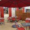 Photo-terrasse-restaurant-chez-les-potes-cabannac-et-villagrains
