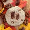 Canadian Cookie, L'un Des Cookies Les Plus Vendus En Ligne Et En Boutique. Noix De Pécan Et Sirop D'érable, Kelly's Cookies Est L'une Des Références Des Meilleurs Cookies De Paris.